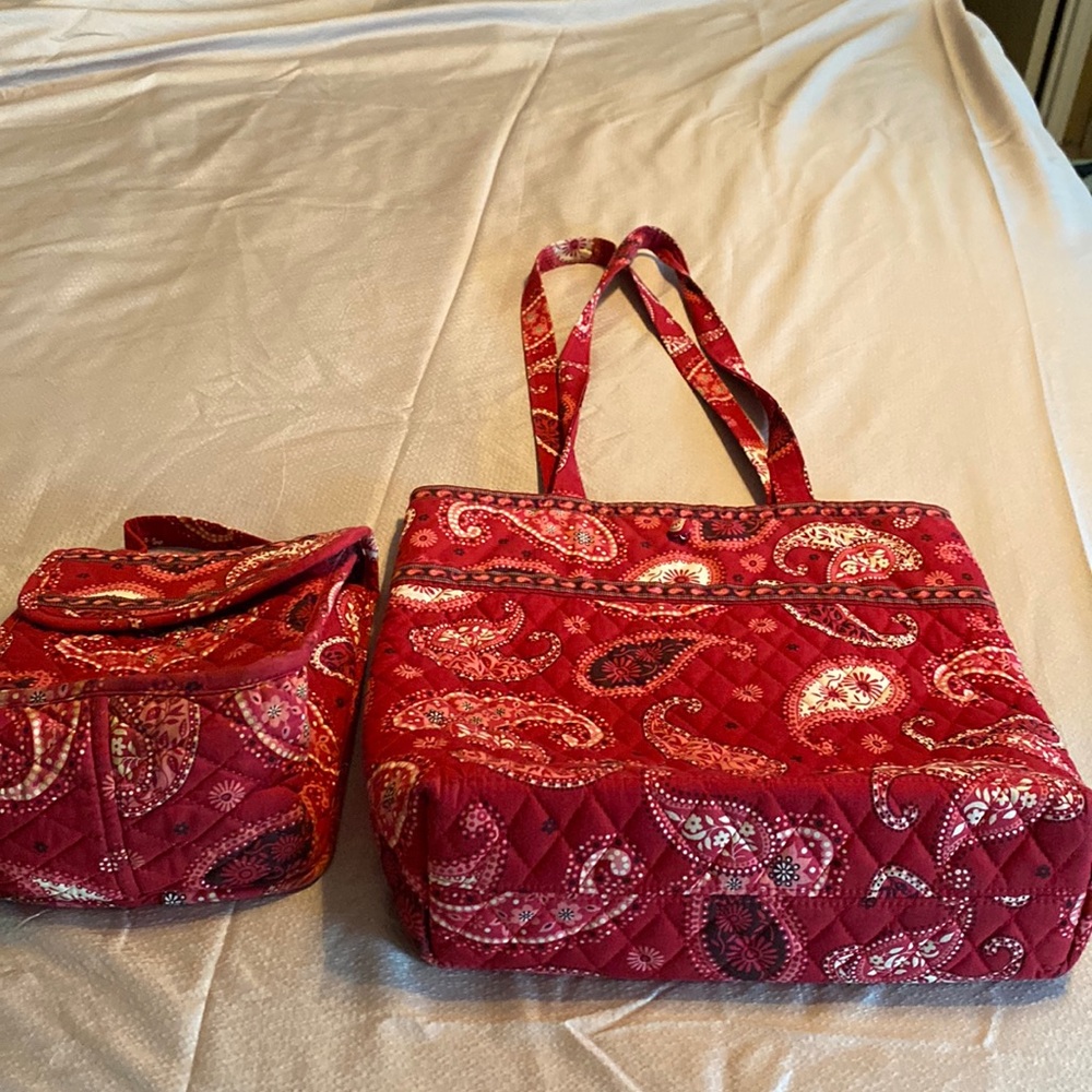 Great Vera Bradley tote with lunch bag both in good condition. No tears or rips.